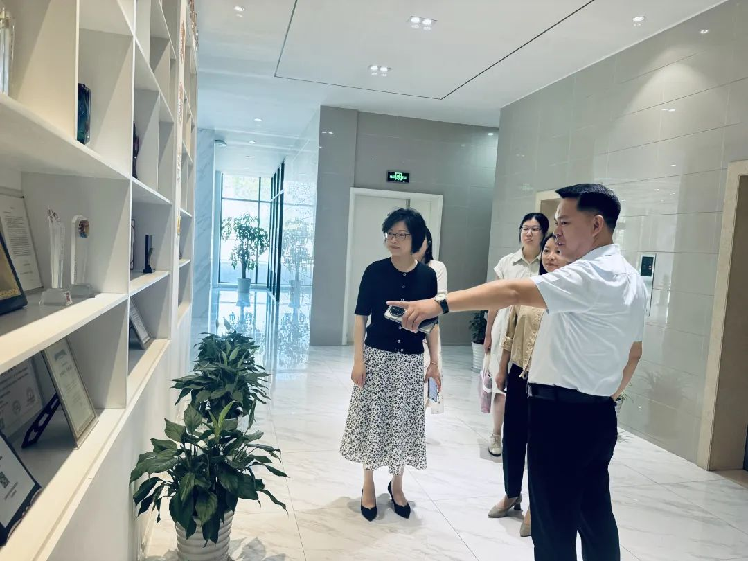 新聞 | 吳涇鎮(zhèn)黨委領(lǐng)導(dǎo)蒞臨寶開，夏送清涼，慰問一線