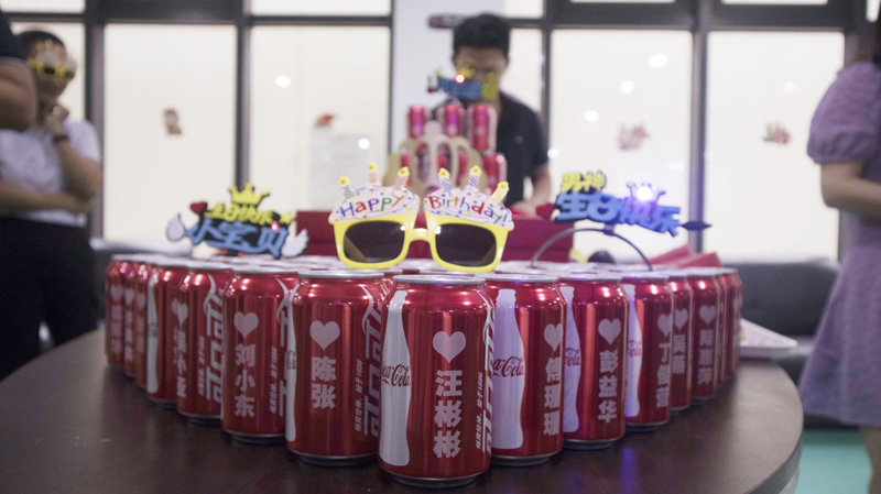 八月集體生日會 | 與久違的祝?；馃嵯嘧?  src="/uploads/allimg/210903/1-210Z3141I4337.jpg" /></p>
<p>此次集體生日會，是今年疫情以來寶開舉辦的第一場生日會。雖是寶開企業(yè)文化建設(shè)的常規(guī)活動，由寶開工會和人事行政部組成的籌備組也希望帶來一些不一樣的“新意”和“心意”，此次特別為所有寶開成員定制了專屬可樂。</p>
<p><img alt=