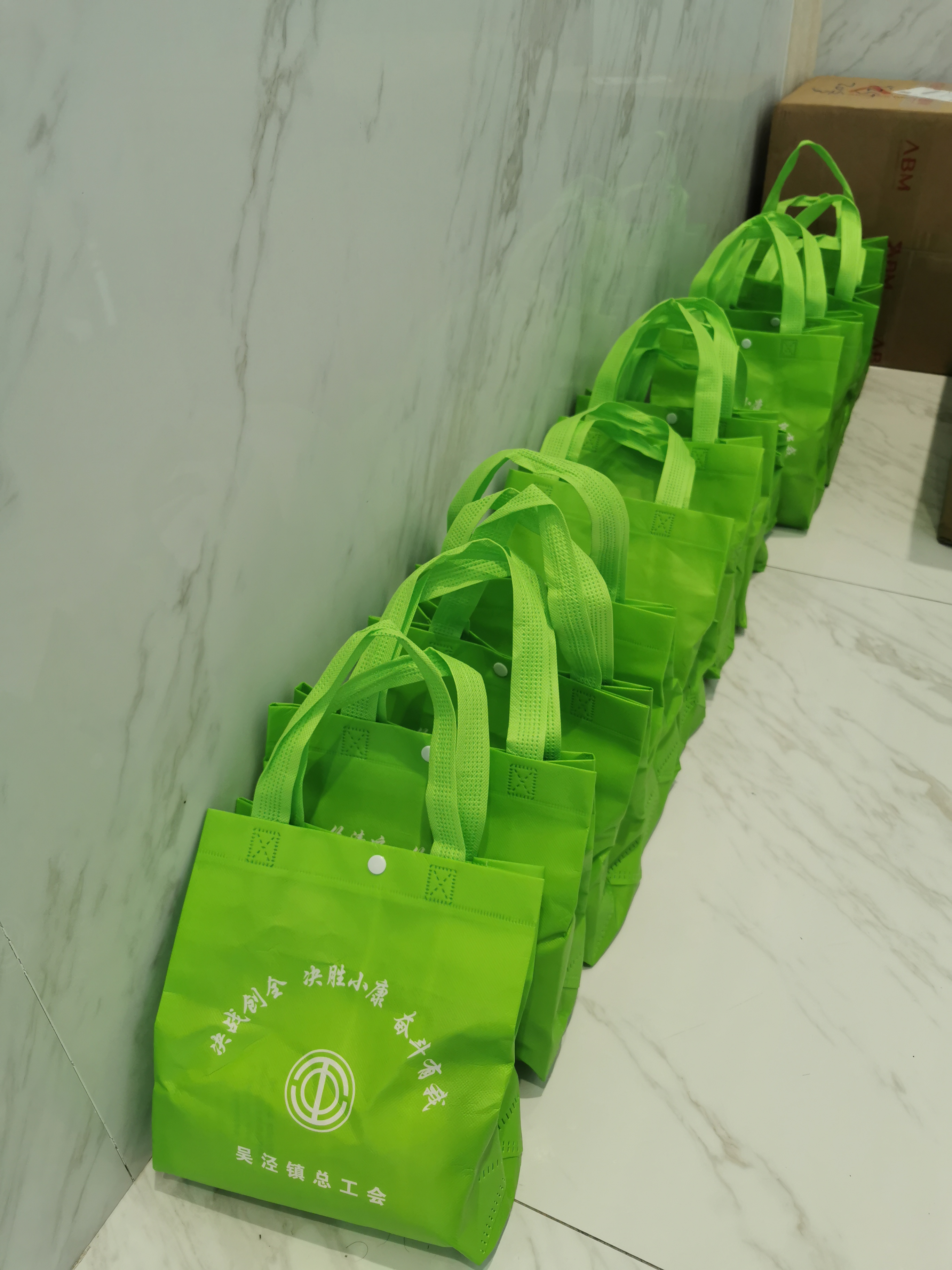 關(guān)愛(ài)職工 · 夏送清涼 | 寶開(kāi)工會(huì)赴一線送清涼，致敬高溫下的堅(jiān)守